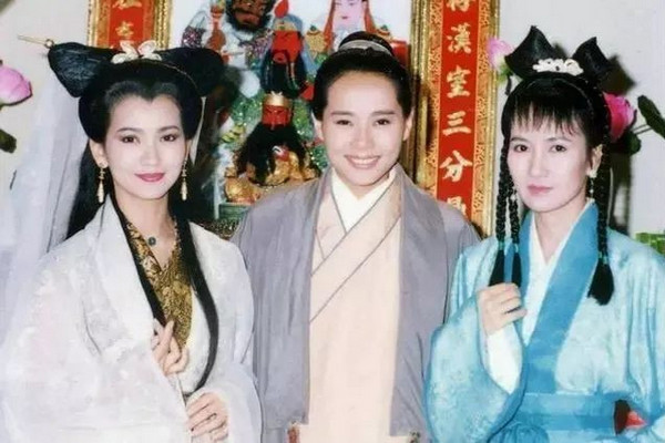 缩略图 | 【2025年蛇年春晚】71岁赵雅芝和61岁叶童同框：全家好几代人都激动了！