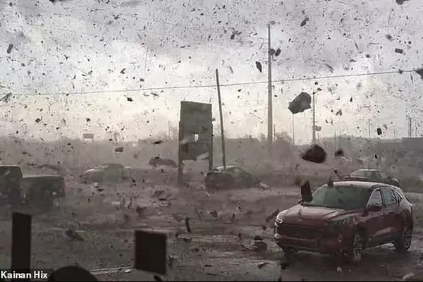 缩略图 | “怪兽龙卷风”横扫中西部：至少8死12人伤，母女被卷入空中！