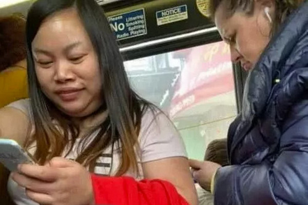 缩略图 | 凤姐买菜被偶遇！疾步闪避镜头连裤子都快掉了