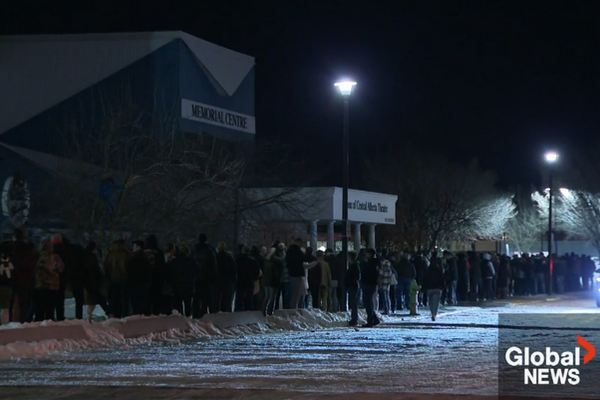 缩略图 | 加拿大数千人大雪天连夜排队3小时，只为签名"脱加"！