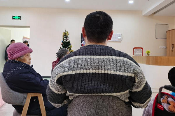 缩略图 | 39岁网络技术员入住养老院：早6晚9的作息，和老人一起追剧