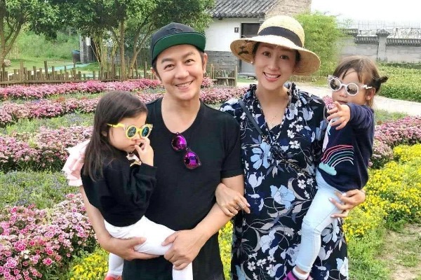 缩略图 | 陈浩民为小16岁娇妻庆生，昔日豪宅变旧屋，全靠老婆直播赚钱