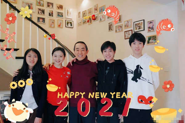 缩略图 | 陈婷晒全家福庆张艺谋71岁大寿，三儿女更像爸爸