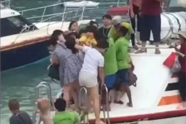 缩略图 | 中国大妈国外游轮上互殴 只为抢位置发朋友圈