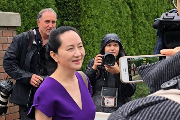 缩略图 | 孟晚舟穿紫色衣裙离开温哥华豪宅，前往法庭