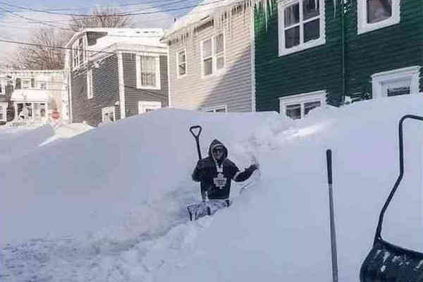 缩略图 | 华人男子铲雪突发心梗死亡，以后铲雪还是得多注意呀！