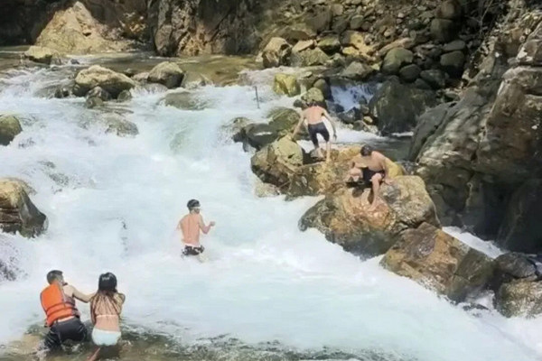 缩略图 | 女子被急流冲走，卡在石缝中不幸身亡！亲历者：几个人跳入水中帮忙，但就是拉不动！
