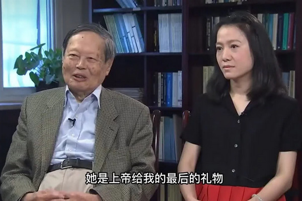 缩略图 | 杨振宁携48岁翁帆度过102岁生日