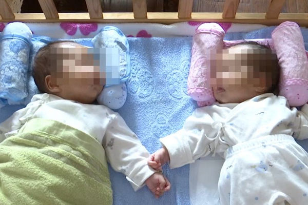 缩略图 | 南京夫妇砸95万代孕生下龙凤胎，中介突然加价40万！