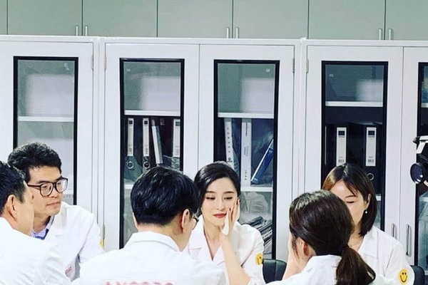 缩略图 | 范冰冰亲自进工厂指导生产，穿白大褂上阵搞研发！