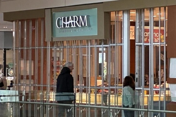 缩略图 | 太惨了！15个月被抢4次，加拿大这个珠宝店宣布永久关门！