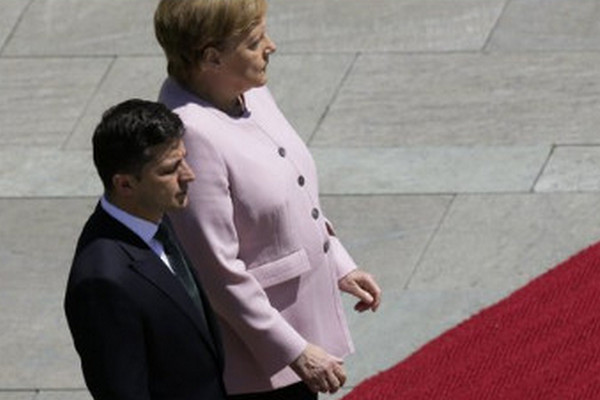 缩略图 | 正欢迎乌克兰总统，德国总理默克尔突然浑身颤抖！