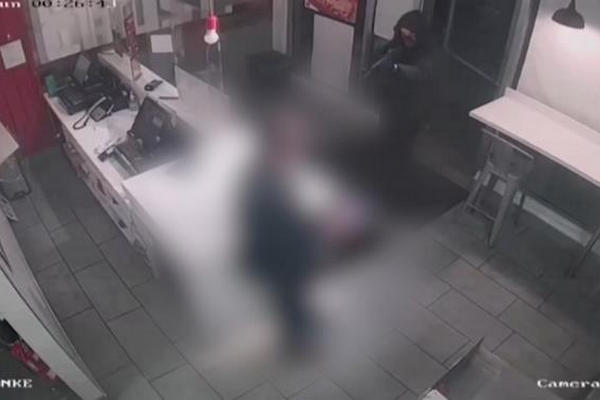 缩略图 | 加拿大16岁少年枪杀两名警员，四天前已枪击Pizza Hut店员工！