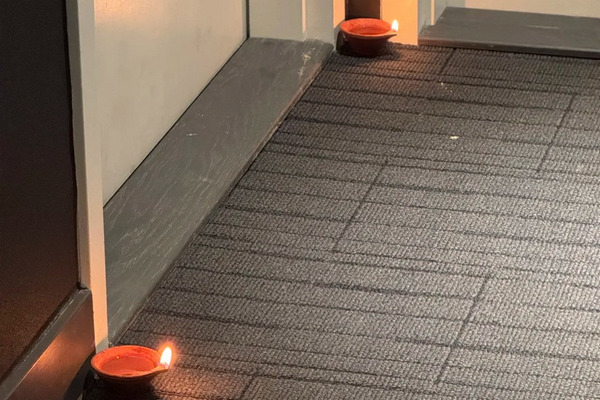 缩略图 | 史上首次！加拿大官宣承认“印度春节”！全城沦陷：蜡烛点门口，烟花朝人群炸，全民疯狂！