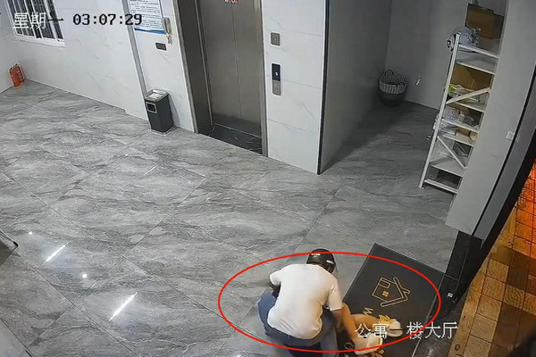 缩略图 | 【视频】女子凌晨在电梯厅被“头盔男”抱起压倒猥亵！