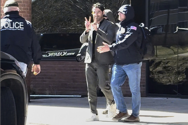 缩略图 | 哥大巴勒斯坦留学生在美国参加入籍面试时被捕