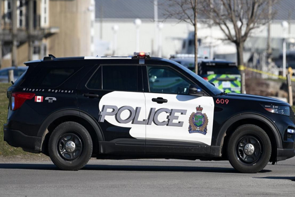 缩略图 | 加拿大5人先偷车再持枪入室抢劫：1名嫌疑人已被捕，另外4人在逃！