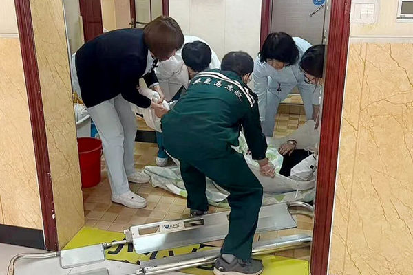 缩略图 | 24岁女子不知道自己怀二胎，在医院厕所意外分娩！