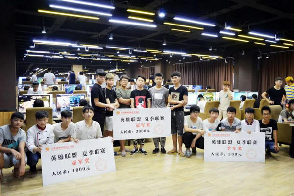 缩略图 | “宫斗”十年，蓝翔技校为啥还没破产？