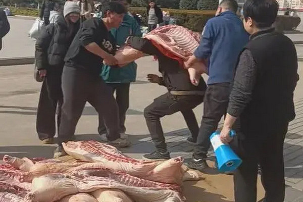 缩略图 | 中学给优秀学生发奖，半扇猪整只羊扛回家！