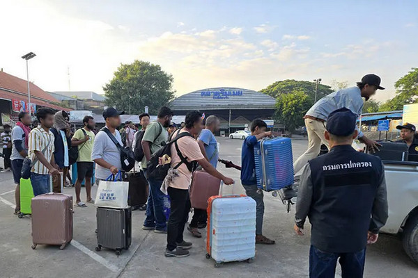 缩略图 | 缅甸军方突击KK园区，引发大规模逃亡，有人在边境河流溺亡！