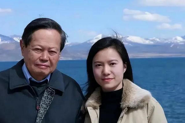 缩略图 | 杨振宁百岁宴后摔倒住院，娇妻全程陪护