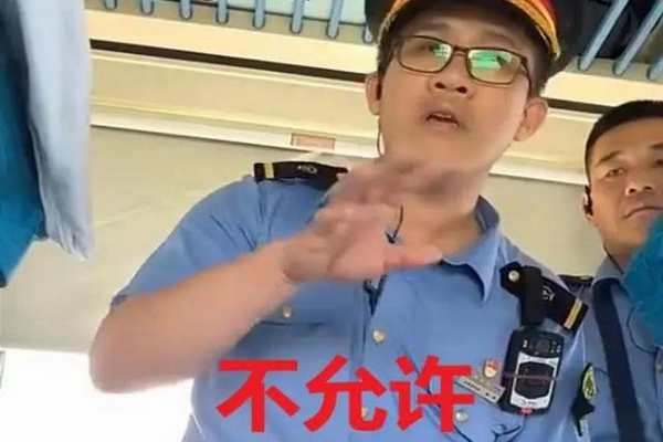缩略图 | 卧铺让亲妹，遭列车员制止，网络吵翻天！