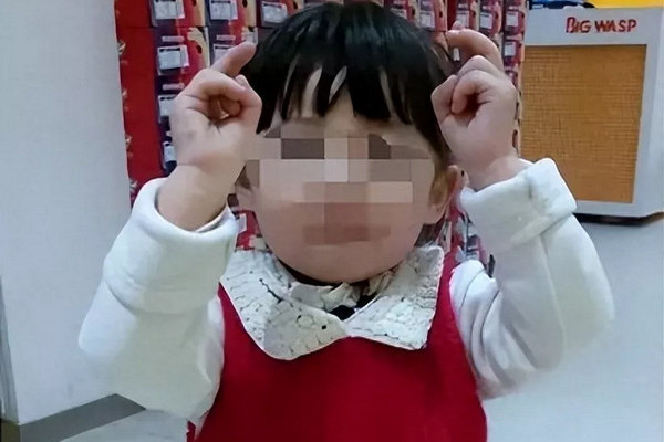 缩略图 | 12岁女孩被虐待致死案：生父为何哭着为继母求情