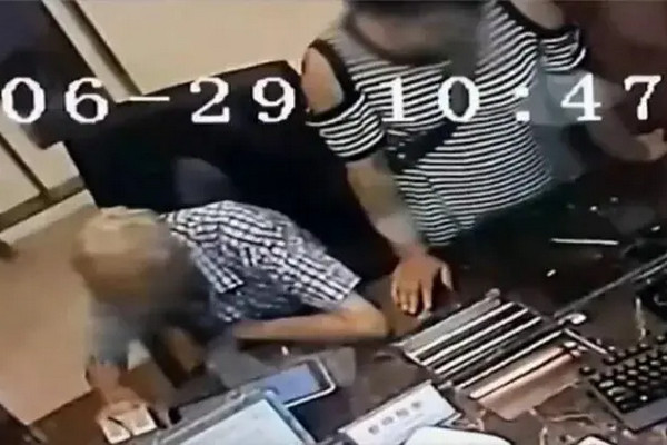 缩略图 | 养老院员工暗记密码，3年转光老人百万积蓄！