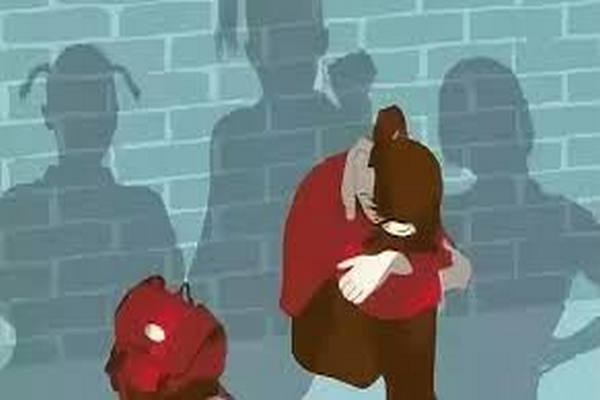 缩略图 | 疑似华裔女孩在加拿大遭多人暴打：扯头发 踢肚子