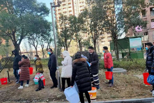 缩略图 | 新年第一天小区居民排队接水！姑娘崩溃：3天没洗脸