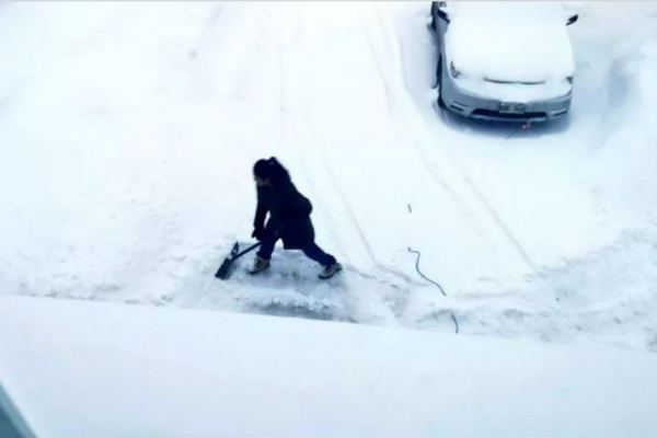 缩略图 | 让连上12小时夜班老婆铲雪：这个男人被骂惨了！