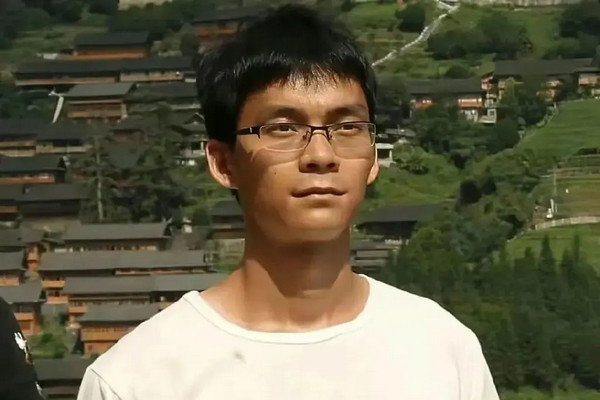 缩略图 | 高考钉子户唐尚珺：复读14年，高中17年，今年35岁的他高考594分，决定去读大学了！