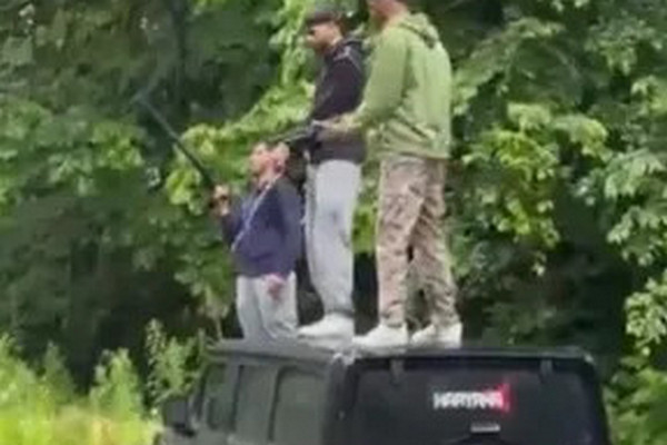 缩略图 | 加拿大3名印度小伙站SUV车顶，开枪疯狂扫射，现场弹壳遍地！
