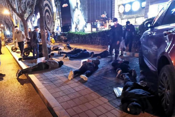 缩略图 | 凌晨3点北京三里屯 20余人突然“扑街”