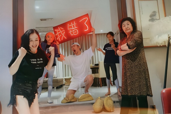 缩略图 | 张伦硕跪榴莲向钟丽缇道歉 旁边女人表情亮了！