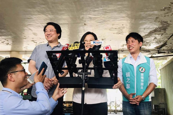 缩略图 | 蔡英文恭喜“志玲姐姐”新婚快乐，郭台铭邀请志玲回台湾生小孩