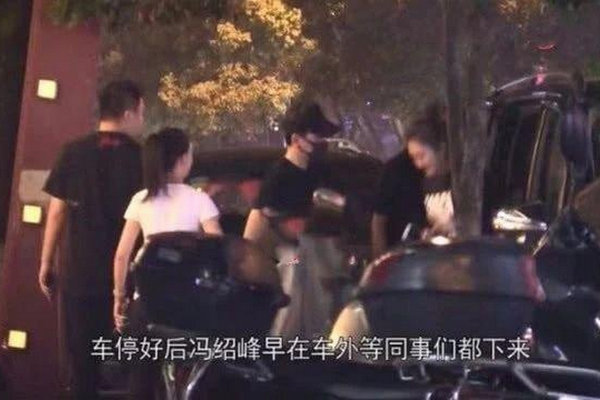 缩略图 | 赵丽颖深夜为冯绍峰庆生，男方一路轻扶女方后背显亲密