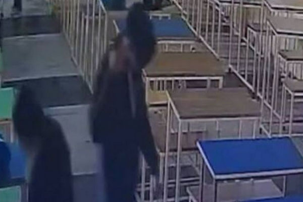 缩略图 | 印度一法学院男生求婚被拒，在教室直接掏枪崩了女同学，随后举枪自尽未遂！