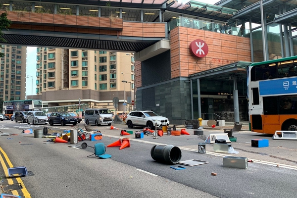 缩略图 | 香港50个地方及4条港铁被破坏：社会接近失控，市民生活瘫痪！
