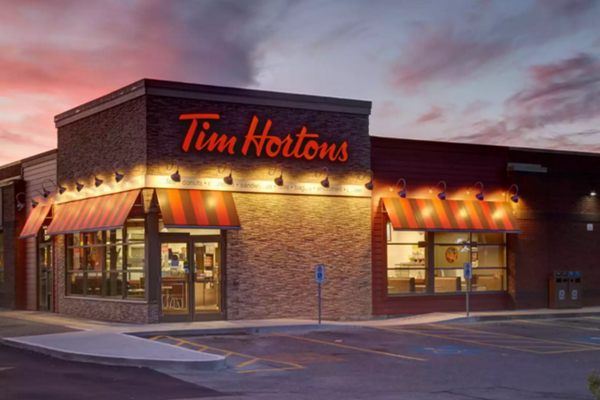 缩略图 | 震惊！加拿大Tim Hortons员工脏地捡起一堆杯子，继续给顾客用！