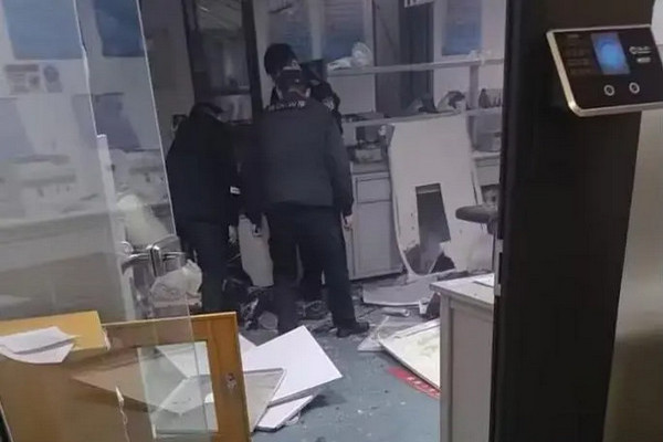 缩略图 | 重庆大学实验室闪爆致1死3伤！记者实探：事发图书馆负一楼