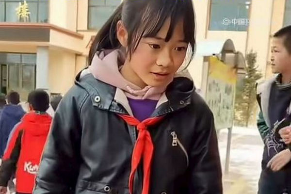 缩略图 | 残疾拾荒者胡雷资助的女孩去世了，年仅13岁！邻居曝被虐待后自杀！