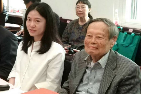 缩略图 | 杨振宁百岁寿辰，翁帆写长文公开17年婚姻细节