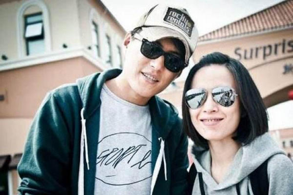 缩略图 | 靳东夫妇罕见同框，妻子弃明星地位做主妇，低调恩爱十年