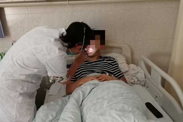 缩略图 | “香吻有毒”？22岁小伙和女友热吻后双双入院