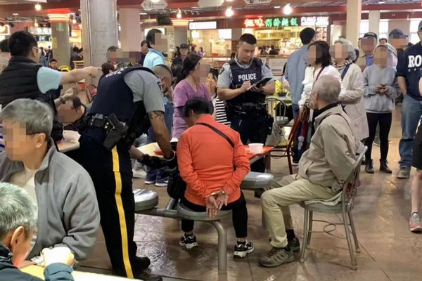缩略图 | 往年轻女孩脸上泼热汤，加拿大华裔老夫妇被警察铐上了
