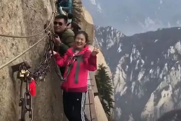 缩略图 | 中国“最险”悬崖栈道吓坏外国网友：心要跳出来了！