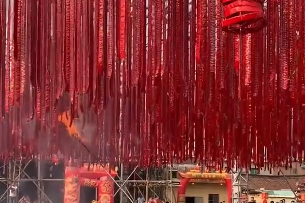 缩略图 | 【视频】潮汕过年氛围夯爆了，大红鞭炮堆成山，火力太猛！
