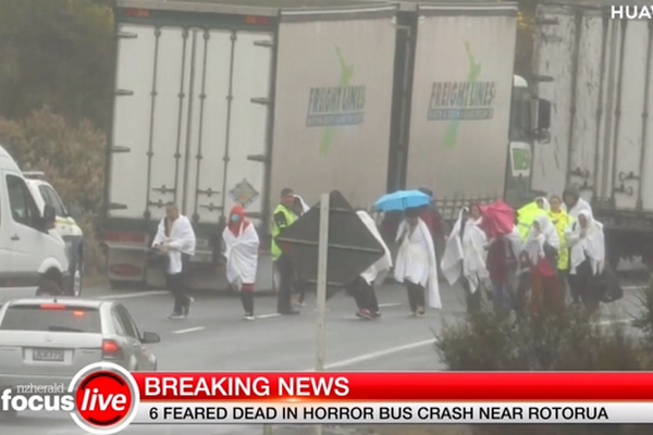 缩略图 | 新西兰中国游客大巴侧翻，已致6人死亡，多人受伤！